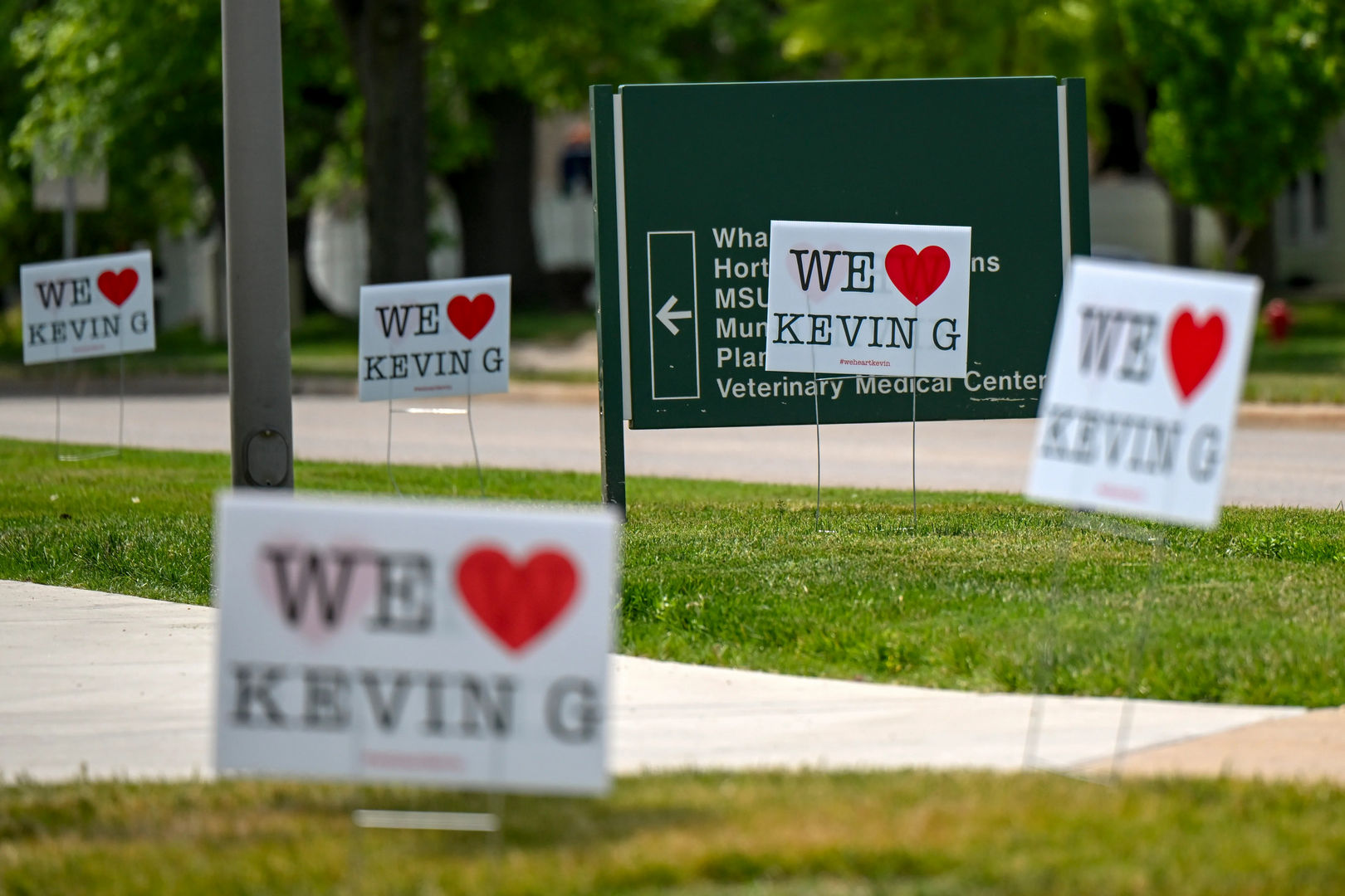 imgi_52_90460816007-260608-guskiewicz-signs-042-a.jpg