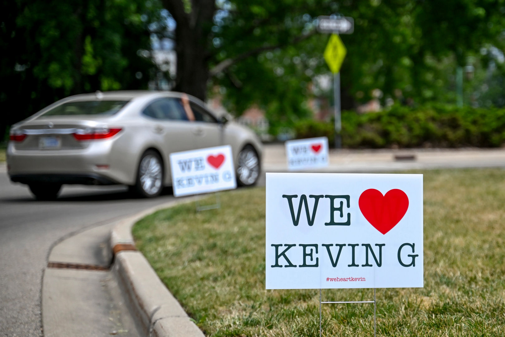 imgi_45_90460808007-260608-guskiewicz-signs-019-a.jpg